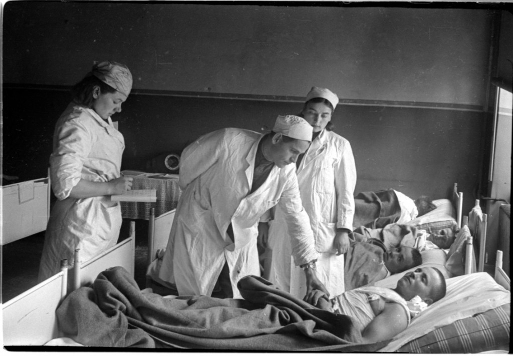 Осмотр раненных и оказание им квалифицированной помощи в армейском госпитале